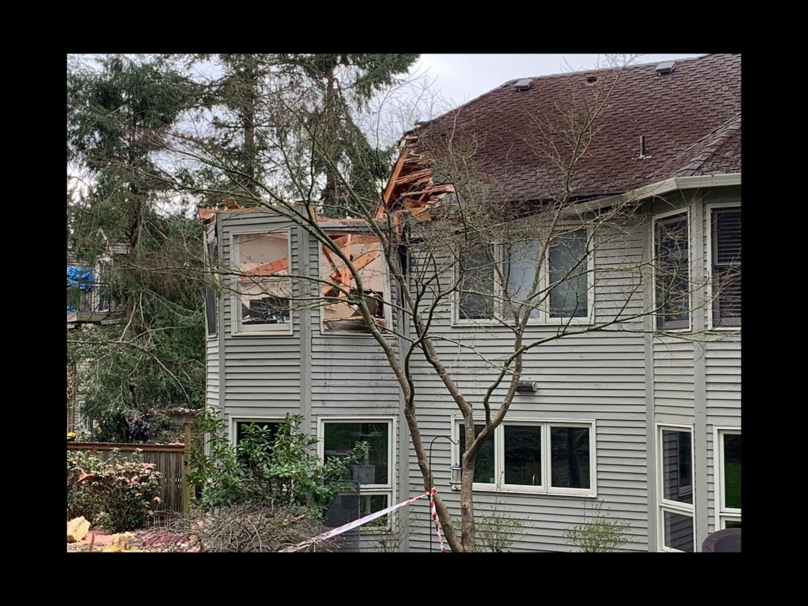 car-crashes-into-top-level-of-2-story-home-lake-oswego-oregon